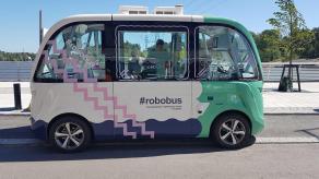 Autonomní lektrický minibus zvaný Robobus