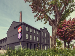 Motiv instalace Lightbox na budově umělecké zóny 8smička v Humpolci se každoročně mění