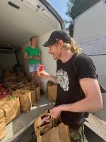 Mobilní výdejny potravinové pomoci se v praxi osvědčily