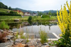 Protipovodňová opatření ve formě hrází a retenčních ploch v areálu bývalých kasáren v Sušici (uprostřed)